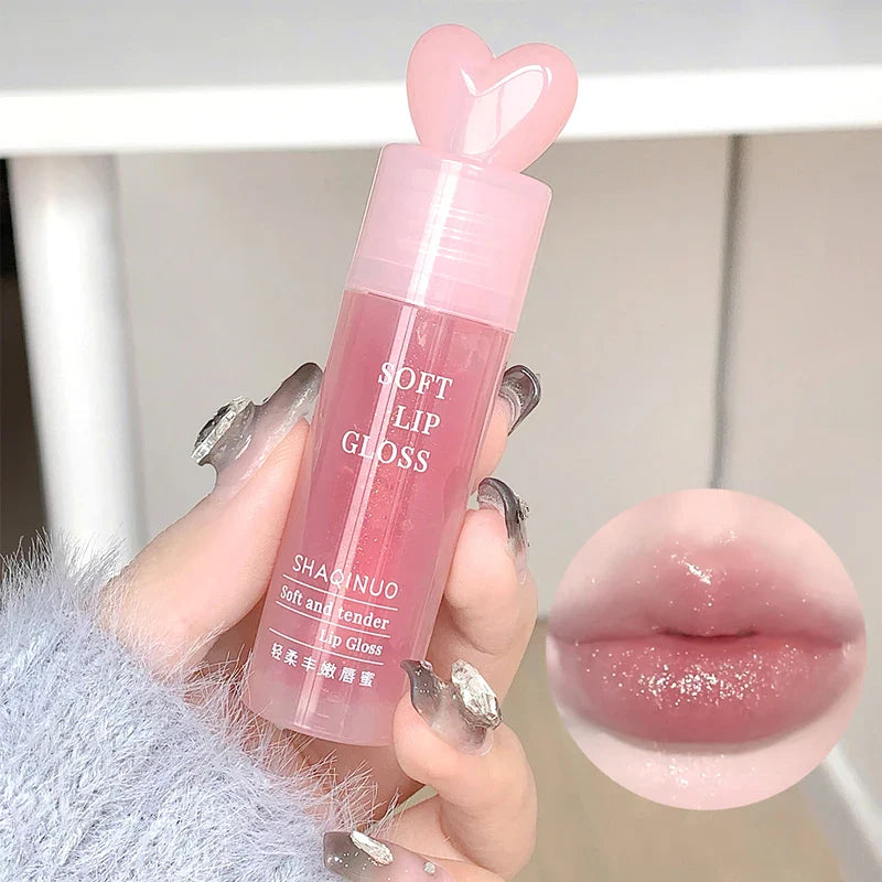 Lightweight and plump lip balm with a glossy mirror finish. The glass lips are moisturized and moisturized with lip oil