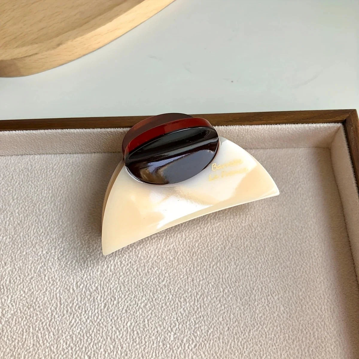 1Pc Elegant Vintage French Hair Clip Two-Tone with Wood Grain & Marbled Design Perfect for Casual Daily Dressing Cute Hair Clips