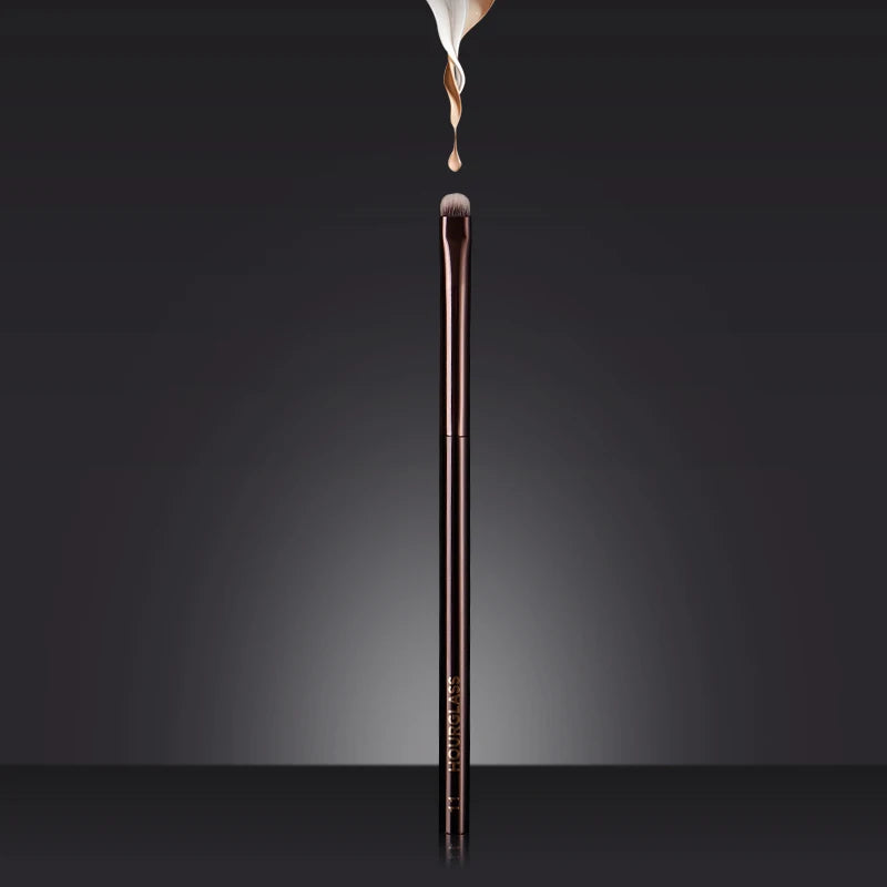 Hourglass Makeup Brush- No.11 Eyetail Brush Soft and Skin-friendly Fiber Hair Smudge Brush Fashion Design Single Eye Brush