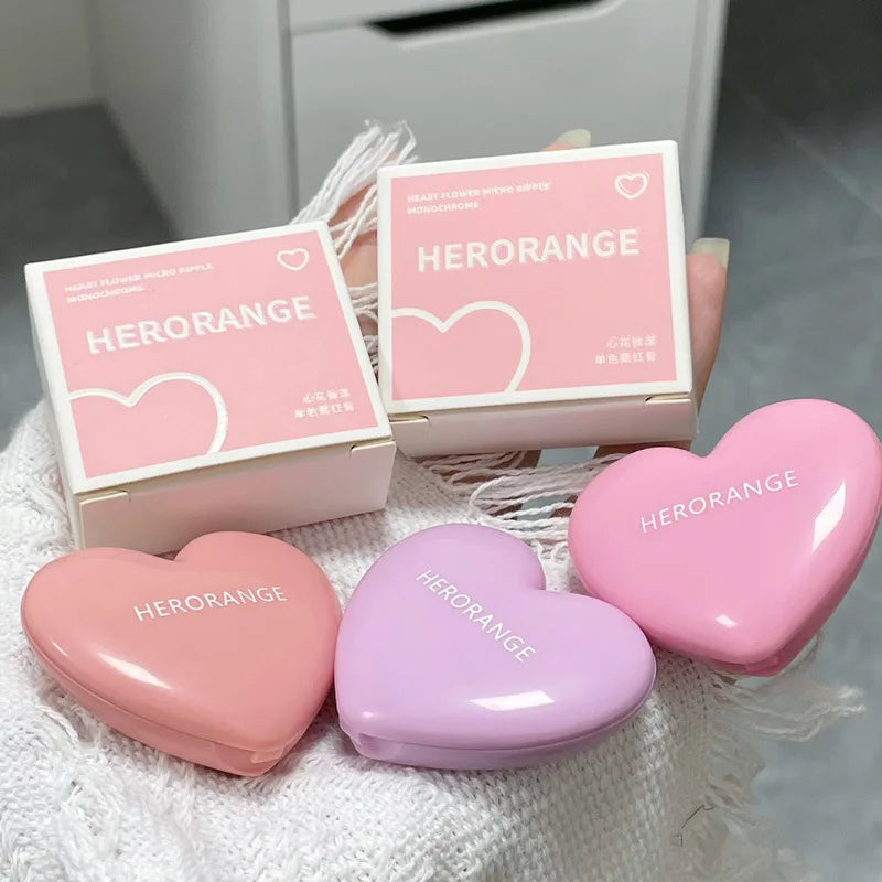Matte Blush Cream, Heart-Shaped Solid Color Design, Delicate Texture That Adheres to the Skin, Low Saturation for Natural Contouring, Portable Packaging with Built-In Mirror and Puff, Long-Lasting and Does Not Come Off