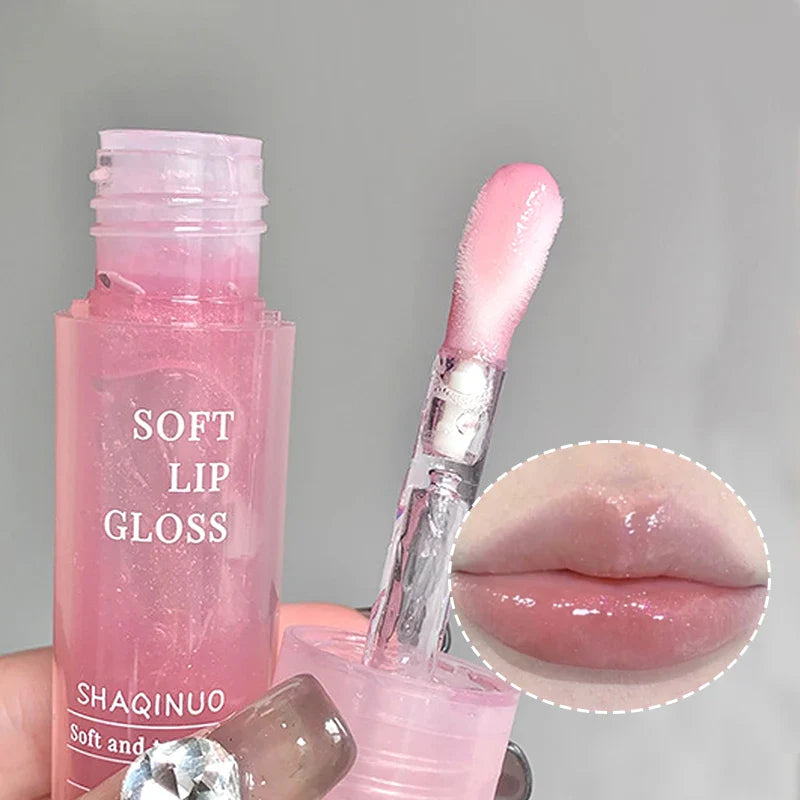 Lightweight and plump lip balm with a glossy mirror finish. The glass lips are moisturized and moisturized with lip oil
