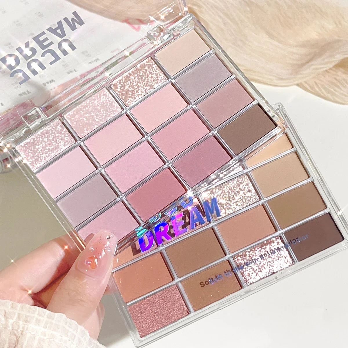 Love the 16-color eye shadow plate, pearlescent matte lying silkworm, brighten the low-saturated earth color daily makeup