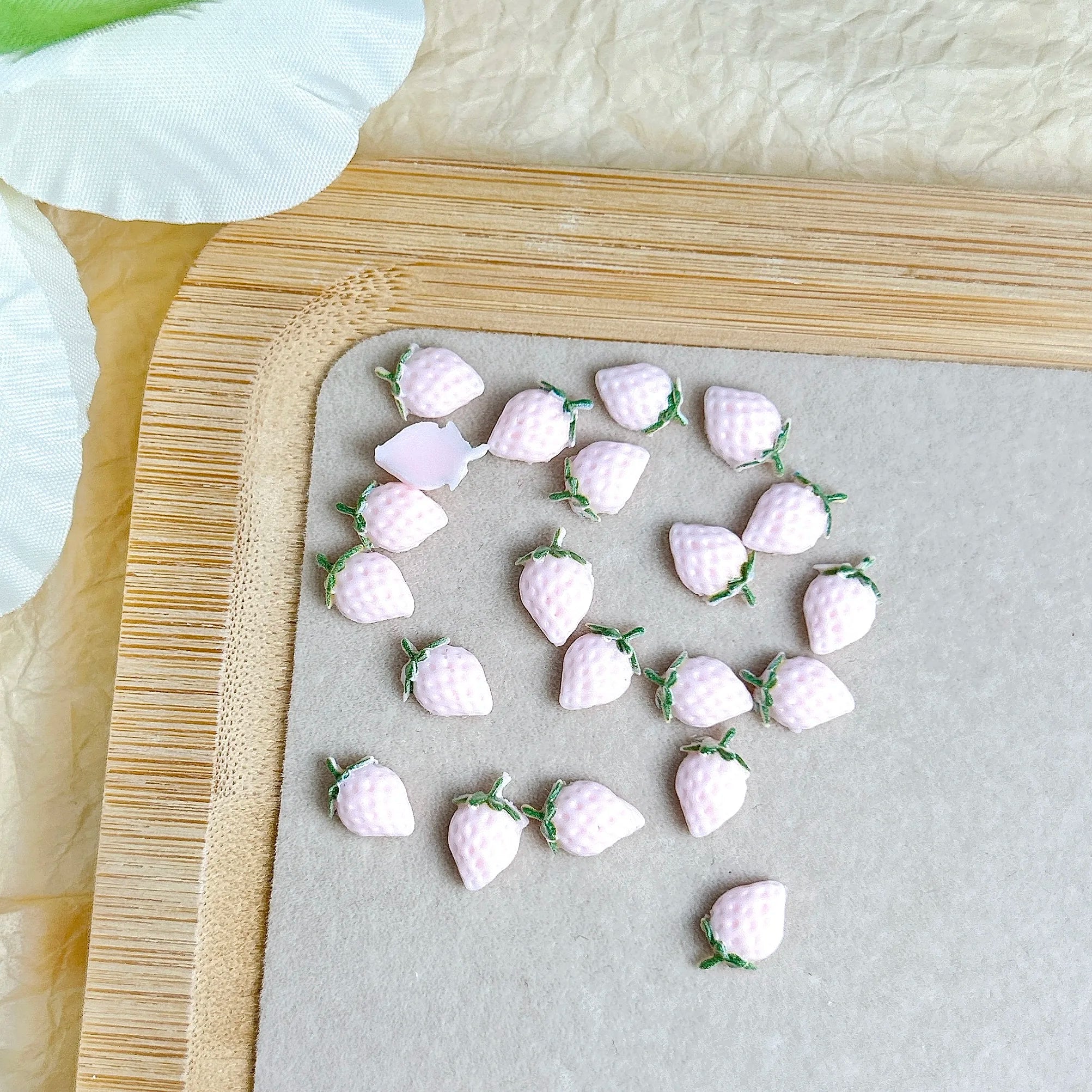 30PCS Simulated Cute Strawberry Nail Art Charms Creative Colorful Strawberry Resin Nail Decorations for DIY Hairpin Nails Crafts