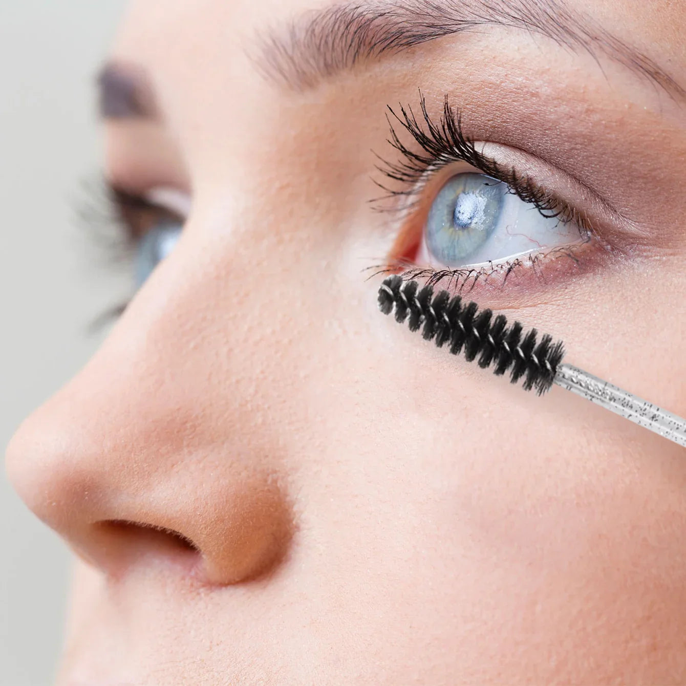 100Pcs Disposable Eyelash Brushes Reusable Eyelashes Brush Tube Mascara Wands Tubes Dust-proof Lash Spoolies Storage Makeup Tool