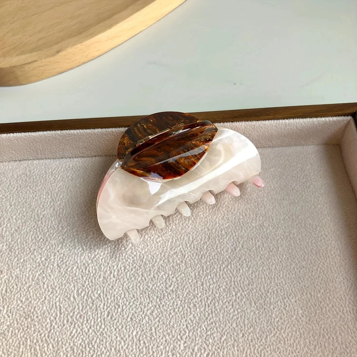 1Pc Elegant Vintage French Hair Clip Two-Tone with Wood Grain & Marbled Design Perfect for Casual Daily Dressing Cute Hair Clips