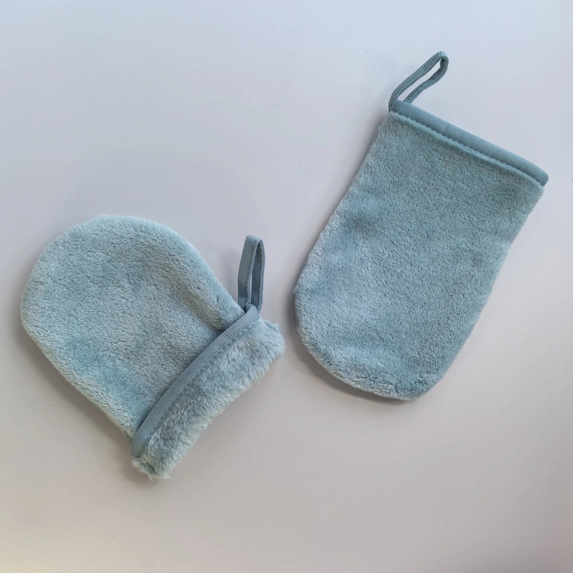 2pcs Flannel Reusable Makeup Remover Mitts for Face Cleansing