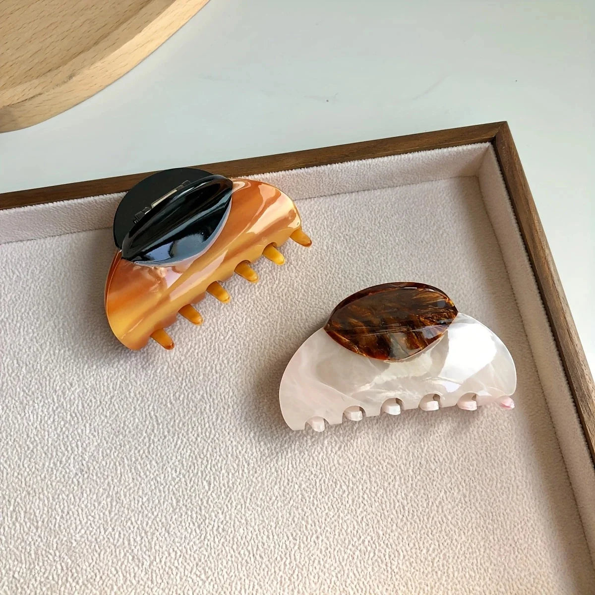 1Pc Elegant Vintage French Hair Clip Two-Tone with Wood Grain & Marbled Design Perfect for Casual Daily Dressing Cute Hair Clips